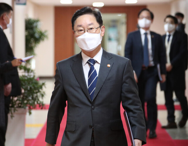 박범계 법무부 장관이 23일 정부서울청사에서 열린 국무회의에 참석하고 있다. 연합뉴스