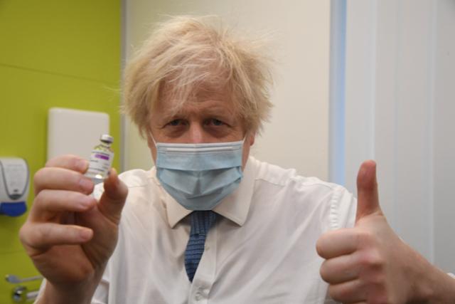 보리스 존슨 영국 총리가 15일 런던 남동부 오핑턴 보건센터를 방문해 아스트라제네카의 안정성을 자랑하고 있다. 런던=AFP 연합뉴스
