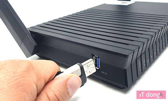 USB(3.0) 포트에 외부 저장장치를 꽂아 파일 저장용 네트워크 서버처럼 이용할 수 있다