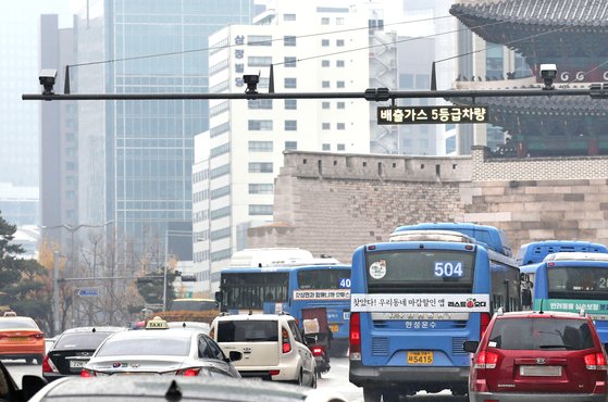 배출가스 5등급 차량 단속을 위해 서울 중구 숭례문 앞에 단속카메라가 운영되고 있다. 우상조 기자