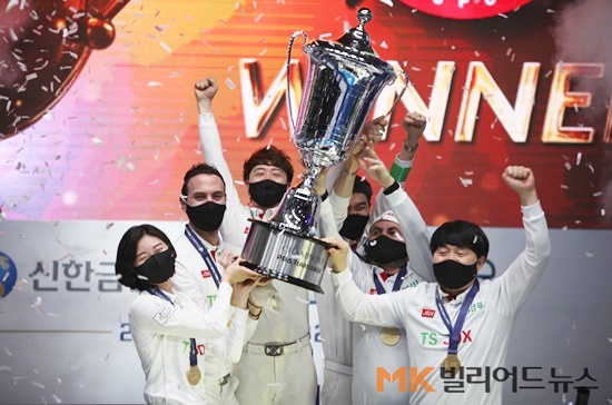 TS·JDX히어로즈가 PBA팀리그 초대 챔피언에 등극 후 기뻐하고 있다.
