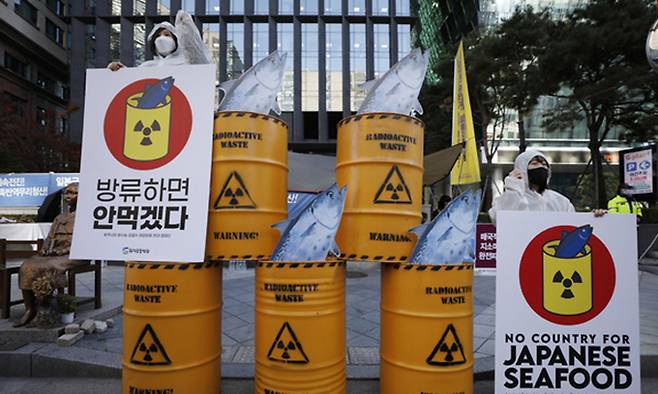 환경운동연합 회원들이 지난 9일 서울 옛 일본대사관 앞에서 후쿠시마 방사능 오염수 해양방류 반대 캠페인을 하고 있다. 뉴시스