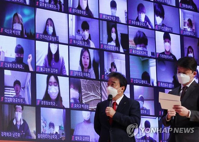 동국대, 비대면 온라인 입학식 (서울=연합뉴스) 홍해인 기자 = 22일 오전 서울 중구 동국대학교 본관 대강당에서 줌(Zoom) 온라인 영상을 통해 열린 2021학년도 신입생 입학식에서 윤성이 총장이 '신입생과의 대화' 시간을 갖고 있다. 2021.2.22 hihong@yna.co.kr