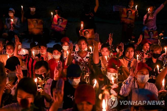 지난 21일(현지시간) 촛불시위 하는 군부 쿠데타 규탄 미얀마 시위대 [로이터=연합뉴스 자료사진]