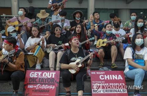 양곤 시내에서 음악을 연주하며 쿠데타를 규탄하는 시위대. 2021.2.23 [AP=연합뉴스]