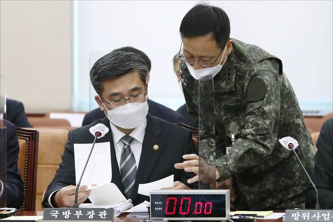 서욱 국방부 장관이 23일 국회 국방위에서 박정환 합참작전본부장과 대화하고 있다. /이덕훈 기자