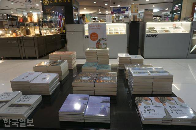 자카르타 도심 대형서점의 베스트셀러코너에 '82년생 김지영'이 놓여있다. 자카르타=고찬유 특파원