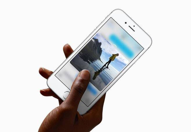 2015년 9월 출시한 애플 아이폰 6S, 출시 후 6년이 지났지만 여전히 최신 운영체제인 iOS 12를 지원한다. 출처=애플코리아