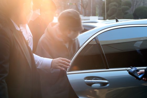 윤석열 검찰총장의 장모 최모 씨가 의정부지방법원에 재판을 받기 위해 출석하고 있다. 연합뉴스
