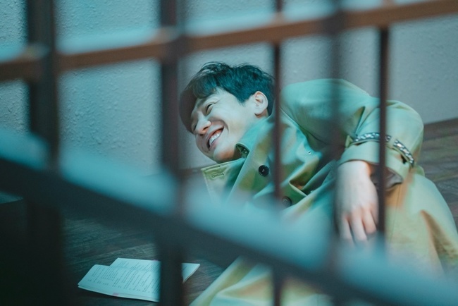 Hello its me! the behind-the-scenes cut of Kim Young-kwang was unveiled.KBS 2TV new drama Hello? Its me! (playplayplay Yoo Song-i / Director Lee Hyun-seok / Co-production Beyond Jay, Ace Maker Movie Works) Behind-the-Cut shows how much fun, happiness, and serious he created Character on the scene.Yoo Hyun, who Kim Young-kwang is drawing, is kicked out of his house because he was betting on his father to earn 1 million won for a week. He ran away with his fathers words to wear only his panties and ran away.In the meantime, Kim Young-kwang, caught by handsome police officers, is impressive in the public photos.Lee Soo-hyuk and Jang Gi-yong made a special appearance, and the three of them finished the filming in a friendly manner. He is trapped in the cage and even laughs while checking the script.Here, the smile of the squid mask borrowed from Choi Kang-hee, who plays the role of the cell (?), is caught by the eye.Two of the plays are intertwined with debt, and Kim Young-kwang is sniping his girlfriend by playing a role as the main character by creating a Cimex lectularius Yoo Hyun Character, which can not be hated.In addition, his serious appearance was revealed to talk with Lee Hyun-seok in the field and not to miss a small scene.Above all, his resale patented laughter, which spreads the Happy Virus throughout the filming site, is acting as a vital element of the filming site.Especially, he played a big role as a publicity fairy for Hello? Its me! Even in a busy schedule.He has always appeared in entertainment programs and radios to promote the drama, and he has been praised by the staff for his sincere and correct attitude, such as shooting a singles picture with Choi Kang-hee, the main character of fantasy growth loco.