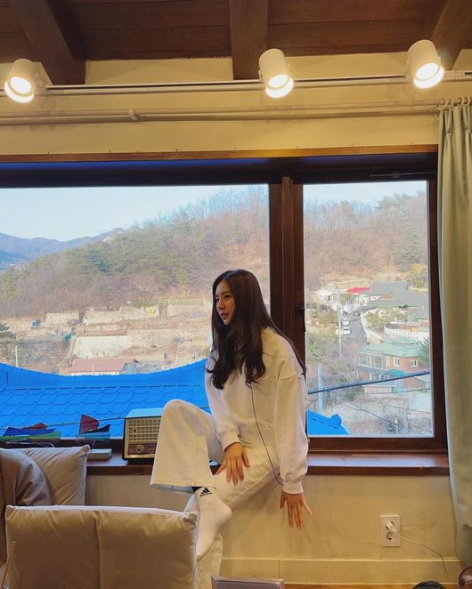 Actor Han Chae-ah has been admiring the tax cut with beautiful looks and fashion sense.Han Chae-ah posted a recent article on his instagram on 24 Days, saying, Im shooting.The photo featured Han Chae-ah, who was preparing to shoot in a quiet, relaxed location; Han Chae-ah was armed with all-white styling from head to toe.Han Chae-ah boasts beautiful looks for the incredible time of her 40-year-old.As the nickname is Curse Beauty, the convincing beautiful look is admirable.Meanwhile, Han Chae-ah is married to Cha Se-chi, the third son of former soccer coach Cha Bum-geun, and has one daughter.