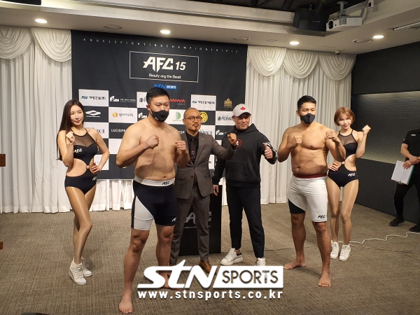 AFC15 계체량이 25일 오후 서울 금천구 해담채호텔에서 열렸다. 명현만(左) 유양래 선수.