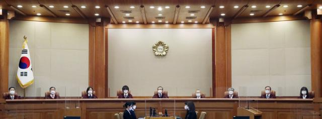 헌법재판관들이 25일 오후 서울 종로구 헌법재판소 대심판정 재판관석에 앉아 선고를 앞두고 있다. 뉴스1