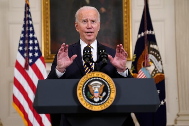 24일 조 바이든 미국 대통령이 워싱턴 백악관 스테이트 다이닝룸에서 연설하고 있다. 워싱턴=AP 연합뉴스