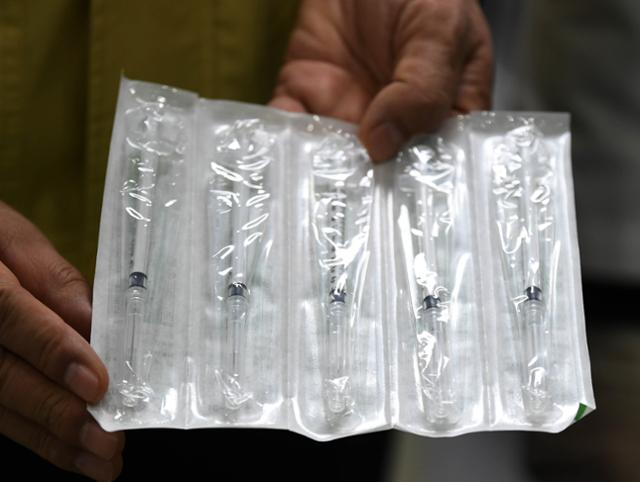 국내 첫 코로나19백신 접종을 하루 앞둔 25일 서울 송파구 보건소에서 보건소 관계자가 백신 접종 주사기를 들어보이고 있다. 고영권 기자