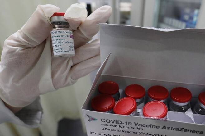 국내 첫 코로나19 백신 접종을 하루 앞둔 25일 오후 서울 송파구보건소에서 의료진이 아스트라제네카(AZ) 백신을 검수하고 있다. [사진=조성우 기자]