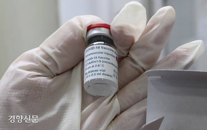 국내 첫 코로나19 백신 접종을 하루 앞둔 25일 오후 서울 송파구보건소에서 의료진이 아스트라제네카(AZ) 백신을 검수하고 있다. / 사진공동취재단