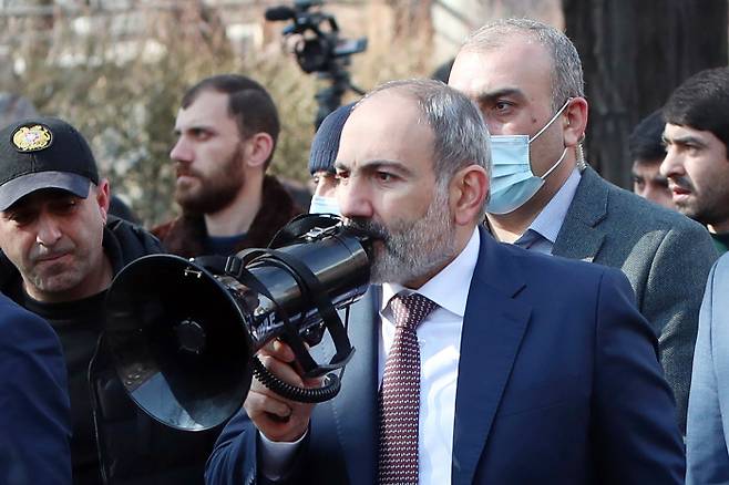 25일(현지시간) 니콜 파쉬냔 총리가 아르메니아 예르반 거리에 나와 지지자들에 내부 대립을 피해야 한다는 취지의 연설을 하고 있다. 예르반|타스연합뉴스