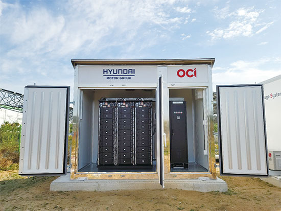 현대차그룹과 OCI가 재사용 배터리를 활용해 충남 공주 태양광발전소에 설치한 에너지저장장치(ESS) 큐브. <OCI 제공>