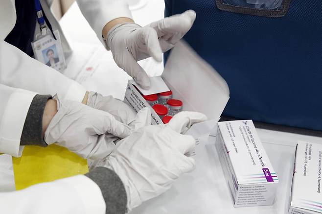 25일 오전 광주 북구보건소에 배송된 아스트라제네카(AZ) 백신을 보건소 직원들이 확인하는 모습. [연합]