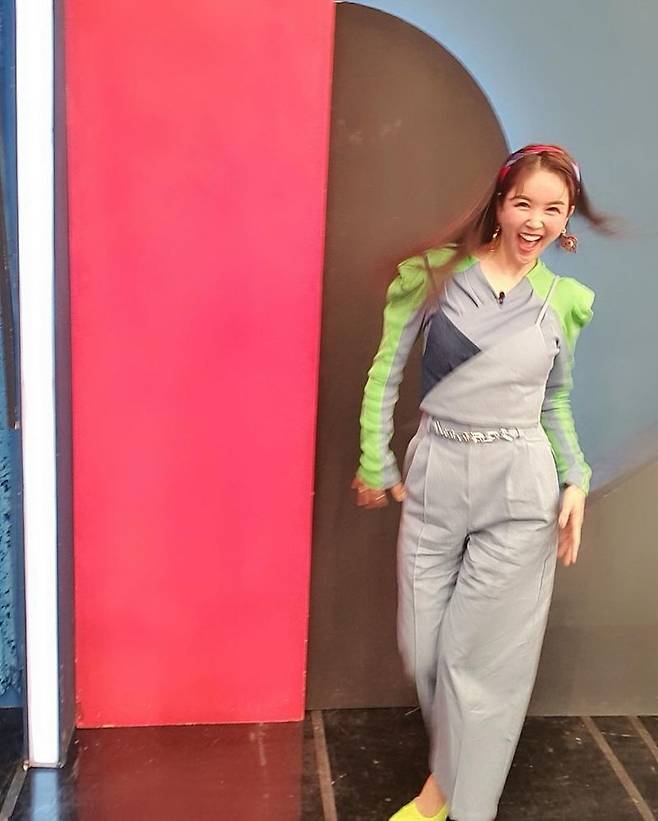 Broadcaster Jang Youngran has been talking about his energy-filled current situation.Jang Youngran posted a number of photos on his instagram on February 25 with an article entitled # Mom goes # Going to go to Yeongran # Laughing Day.In the open photo, Jang Youngran showed a sophisticated yet stylish fashion sense by matching a tee jump suit that gave a point to Neon color.Just seeing it with various poses and a lovely smile created an energetic atmosphere.The netizens who responded to this responded such as I like clothes and sisters so beautiful, I like to see bright energy, I am getting strength today.On the other hand, Jang Youngran is currently appearing on TV Chosun entertainment wifes taste and web entertainment Nego Wang 2.