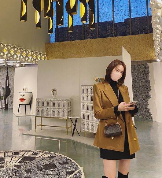 Girl group Girls Generation Im Yoon-ah boasted beautiful looks and fashion sense that were not covered by masks.On Saturday Im Yoon-ah posted a photo on her Instagram page.In the photo, Im Yoon-ah looks like shes looking around the exhibition, boasting a polished fashion sense with a brown-colored coat, black-colored dress and boots.The beautiful look of Im Yoon-ah was not covered by a mask.Im Yoon-ah, who turned into a bob due to the filming of the drama The Hershey Company, caught the eye with her bob-singing flower deer Beautiful look.Kyung Soo-jin, who played the Acting co-work together with fans in the form of Im Yoon-ahs Yong Prodite, also showed Smile as hh-cute.On the other hand, Im Yoon-ah played Lee Ji-su in the recently released JTBC drama The Hershey Company.