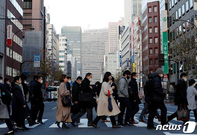 도쿄 시민들이 거리를 걷고 있다.© AFP=뉴스1