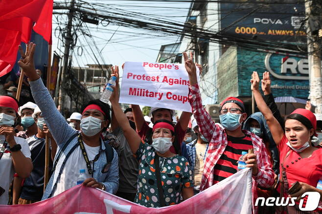 미얀마 최대 도시 양곤에서 2021년 2월 6일 시민들이 거리로 나와 군부 쿠데타에 항의하며 아웅산 수치 국가고문의 석방을 요구하고 있다. © 로이터=뉴스1 © News1 최서윤 기자