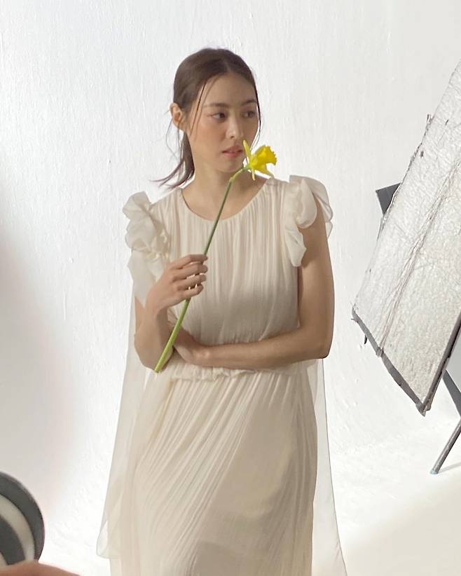Actor Lee Yeon-hee has reported on the latest.On the 25th, Lee Yeon-hee posted several photos with his article #THREE shooting through his Instagram.In the photo, Lee Yeon-hee, who is staring at Camera with flowers, is featured. In particular, Lee Yeon-hee boasts a brilliant beauty and attracts attention.Meanwhile, Lee Yeon-hee marriages with an older public in June last year.
