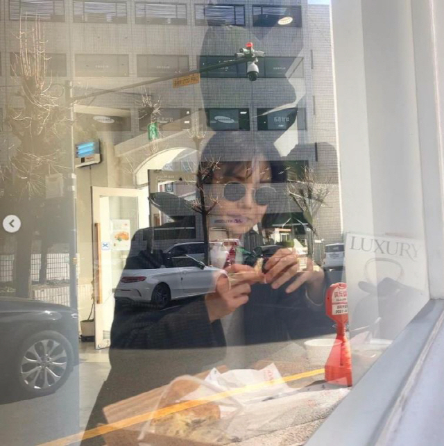 Chae Rim posted several photos on Instagram on the 26th, with the article The foggy goes through in the afternoon, and then you should eat sweets.The photo shows Chae Rim eating a sweet dessert in a quiet cafe, and Chae Rim, looking over the window, caught his eye with a relaxed and luxurious atmosphere.Meanwhile, Chae Rim married Actor Jiame Gao, who met in the Chinese CCTV drama Lees Family, in 2014, and gave birth to a son in 2017.Chae Rim and Jiame Gao were informed of their divorce last December, and Chae Rim admitted to divorce; Chae Rim now lives with her son in South Korea.