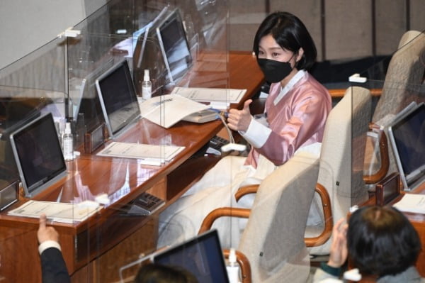 허은아 국민의힘 의원이 26일 오후 서울 여의도 국회에서 열린 본회의에 한복을 입고 참석해 동료 의원의 환호에 엄지를 들고있다. /사진=뉴스1