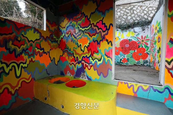 10년 넘게 방치됐던 폐가가 화려한 색감의 꽃 정원으로 변신했다. 한때 이 집도 어느 가족의 소중한 보금자리였을 것이다. /김영민 기자