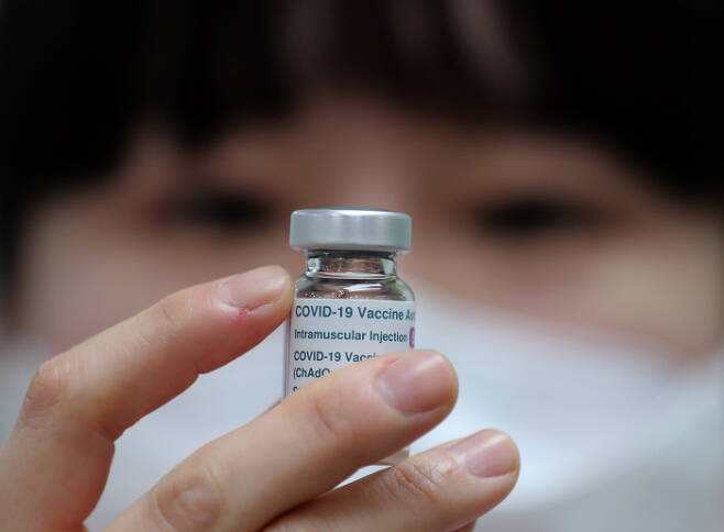이겨낼 수 있다, 이겨내고 있다 전국 요양병원 등에서 코로나19 백신 접종이 시작된 26일 서울 마포구보건소에서 의료인이 접종 전 아스트라제네카 백신을 살펴보고 있다. 연합뉴스