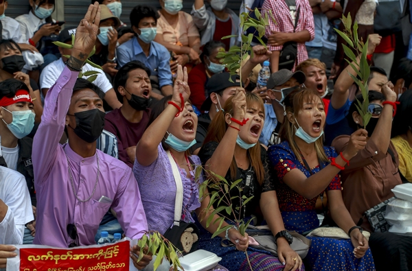 지난 25일 미얀마 최대도시 양곤에서 군부 쿠데타에 저항하는 시민들이 규탄시위를 벌이고 있다. AP 연합뉴스