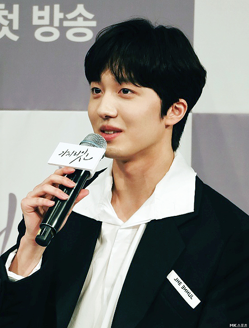Kang Chan-hee attends the production presentation of the original drama Gashiri-itgo on the 26th, which was held online, KT Online Video Service (OTT) seezn (season).Gashiri-itgo is a fantasy music romance drama depicting the fate, love and dreams that have surpassed 600 years of Park Yeon (Kang Chan-hee), a 27-year-old genius musician from the past, and Min Yoo-jung (Park Jung-yeon), a 22-year-old busking girl.