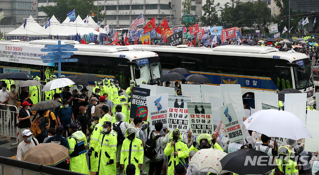 지난해 8월 15일 오전 서울 종로구 세종문화회관 앞에서 집회가 벌어지는 모습. /사진=뉴시스