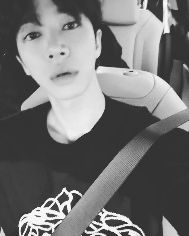 Highlight Lee Gi-kwang boasted about her black and white appearance.Lee Gi-kwang uploaded a picture to his Instagram page on February 26 with the phrase shake.In the photo, Lee Gi-kwang is staring at the camera with a seat belt in the vehicle, which thrilled fans with charming eyes and warm visuals.The netizens who saw this responded such as I am handsome and Where are you going?