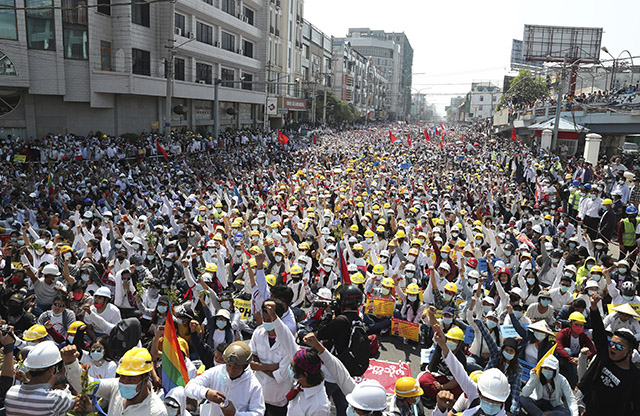 ▲ 22일(현지 시각) 미얀마 만달레이에서 시민들이 쿠데타에 항의하고 있다. ⓒAP=연합뉴스
