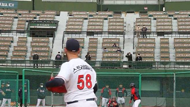 라이브 피칭 소화하는 스트레일리. 올 시즌 그의 새 무기는…