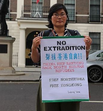 박지현 징검다리 공동대표가 영국주재 중국대사관 앞에서 탈북인 강제북송 중단을 요청하는 시위를 하고 있다