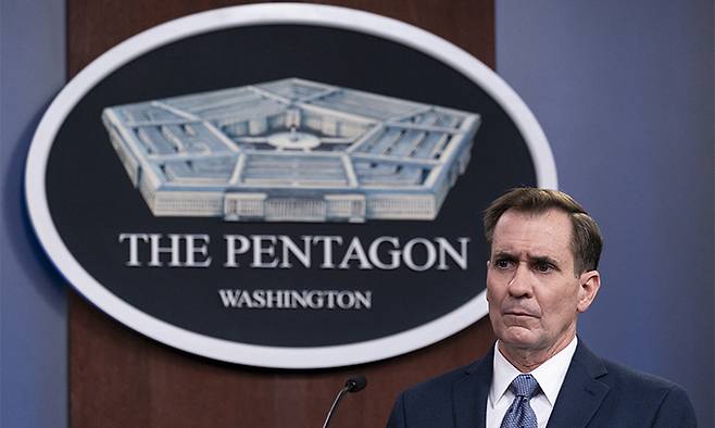 존 커비 미국 국방부 대변인은 25일(현지시간) "조 바이든 대통령의 지시로 미군이 오늘 저녁 시리아 동부에서 이란의 지원을 받는 민병대의 기반시설을 겨냥한 공습을 벌였다"고 밝혔다. 사진은 커비 대변인이 지난 17일 워싱턴 국방부에서 언론 브리핑을 하는 모습. 워싱턴=AP연합뉴스