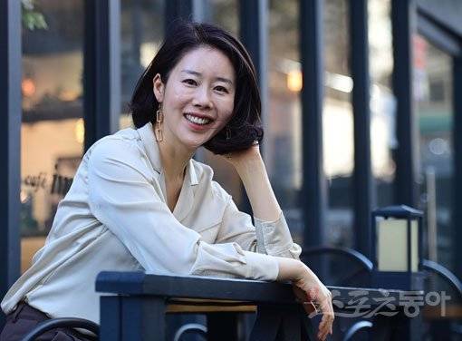 “저 남의 것 탐하는 그런 사람 아닙니다!” SBS ‘펜트하우스’로 광기 어린 연기를 보여준 배우 김로사가 22일 서울시 서대문구 스포츠동아 사옥에서 진행된 인터뷰에 앞서 환한 미소를 짓고 있다. 주현희 기자 teth1147@donga.com