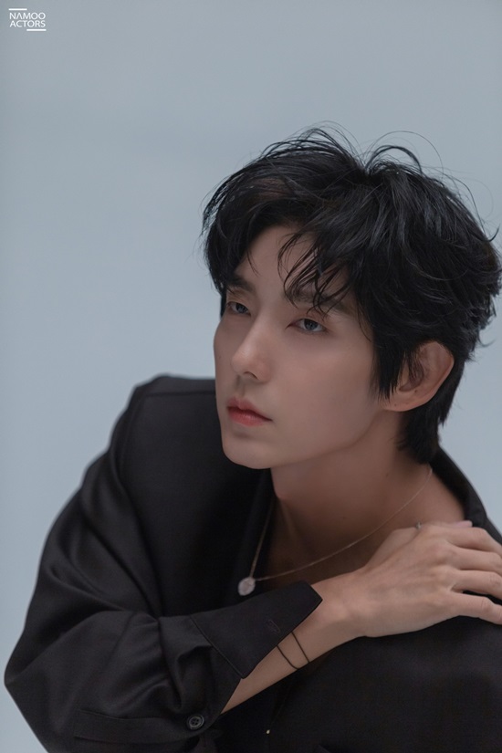 Actor Lee Joon-gi sniped at the woman with a pictorial behind-the-scenes cutLee Joon-gis behind-the-scenes cut, which has been showing a unique Korean wave influence since the beginning of this year, has been unveiled.He showed off his charm of pale color according to styling in the picture, and he showed off his brilliant visuals in the behind-the-scenes cut and showed the power of the artist.Lee Joon-gi in the behind-the-scenes cut is full of charm that can not be used to make him feel so enchanted at the moment he sees it.In the appearance of wearing a black leather jacket with chicness, a sleek sideline like a veil catches the eye.On the other hand, he wears a white jacket and closes his eyes, and he smiles even if he sees a gentle and soft atmosphere.In the following behind-the-scenes cut, you can see another fatal attraction from the front.Lee Joon-gi, who expresses a completely different eye and aura according to styling and concept, is admiring.In the cut wearing a silky brown shirt, I feel a fascinating yet languid atmosphere, and a mature sexy is drawn in the light blue straight shirt.Lee Joon-gi, who has a high immersion feeling with luxury acting ability and visuals in the pictorial work, is attracting many peoples attention with the charm that gets more and more day by day.I am always curious about what he will show in his next work.Meanwhile, he is considering his next film.Photo = Namo Actors