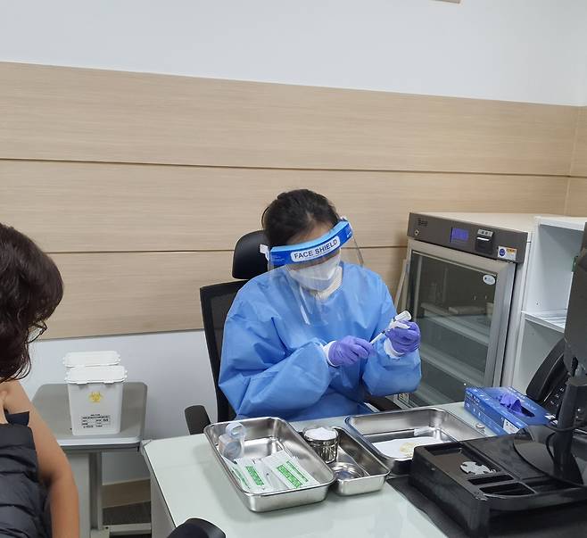 서울 노원구보건소 강소현 간호사(오른쪽)