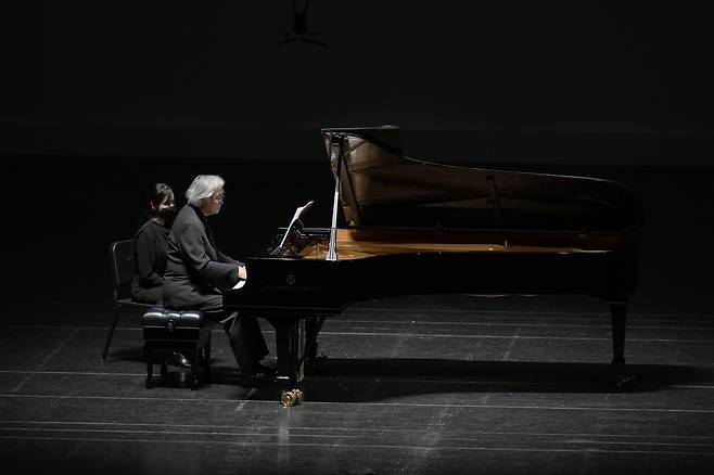 데뷔 65주년 첫 무대에서 연주하는 백건우 피아니스트 백건우가 26일 대전예술의전당에서 슈만의 곡을 연주하고 있다. [대전예술의전당 제공, 재판매 및 DB 금지]