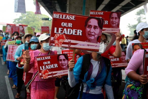 미얀마 최대 도시 양곤에서 지난 26일 대학 교원들이 군부 쿠데타로 축출된 아웅산 수치 국가고문의 사진을 들고 시가 행진을 벌이고 있다./사진=AP