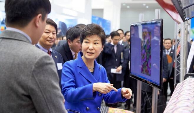 박근혜 전 대통령이 지난 2016년 3월10일 대구국제섬유박람회를 참석한 모습이다. [사진 출처 = 대통령기록관]