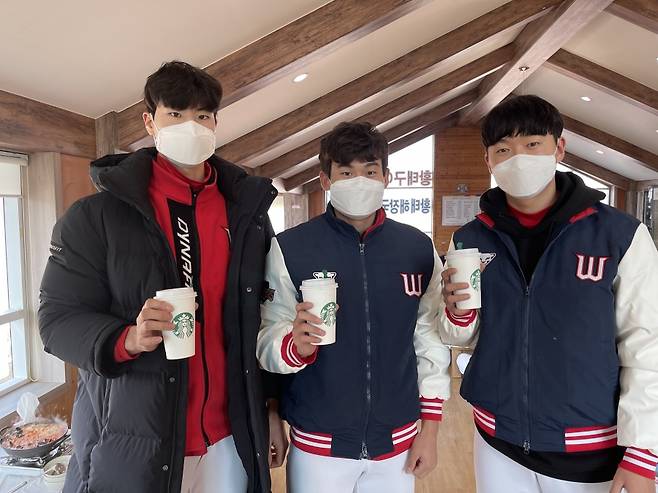 ▲ SK 2군 선수들도 그룹이 보낸 스타벅스 커피를 매일 받아보고 있다 ⓒSK와이번스