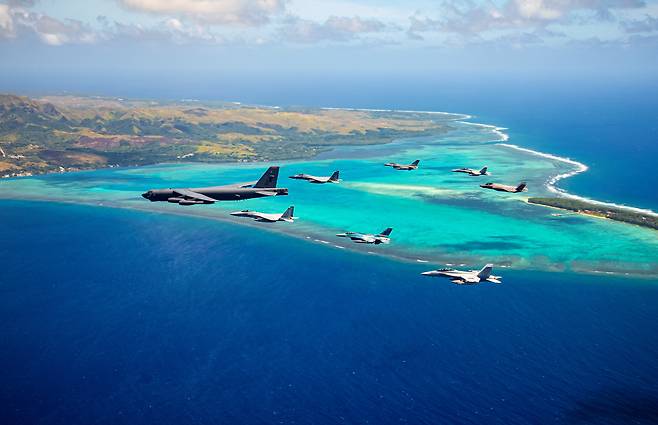 최근 괌 인근에서 실시된 '콥 노스 21' 훈련에 참가한 미 B-52 폭격기와 F-35 스텔스기, 일 항공자위대 F-15 전투기 등이 합동 비행을 하고 있다. /미 공군 홈페이지