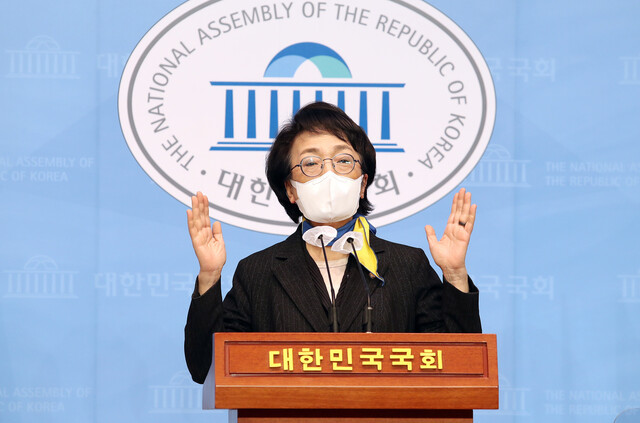 김진애 열린민주당 후보가 28일 국회 소통관에서 범여권 후보 단일화와 관련해 입장을 밝히고 있다. 연합뉴스